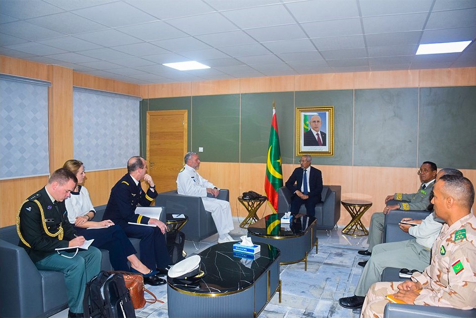 وزير الدفاع يبحث تعزيز التعاون مع وفد من