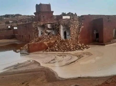 سقوط أجزاء من المسجد العتيق بولاته جراء الأمطار