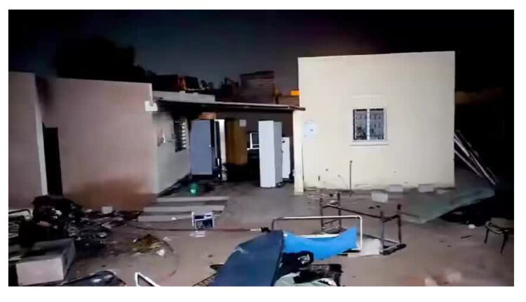الأمين العام لوزارة الصحة وكالة يعاين الأضرار التي خلفها حريق المركز الصحي بالميناء