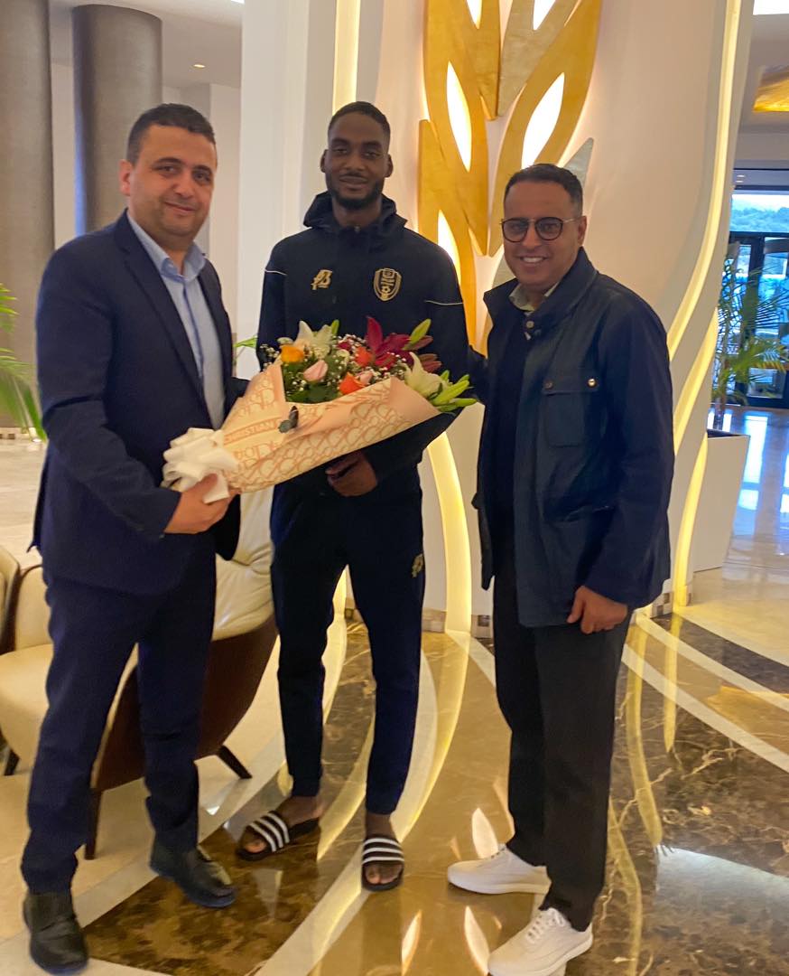 تونس تعتذر للاعب موريتاني أصيب في مباراة ودية وتقدم له باقة ورود