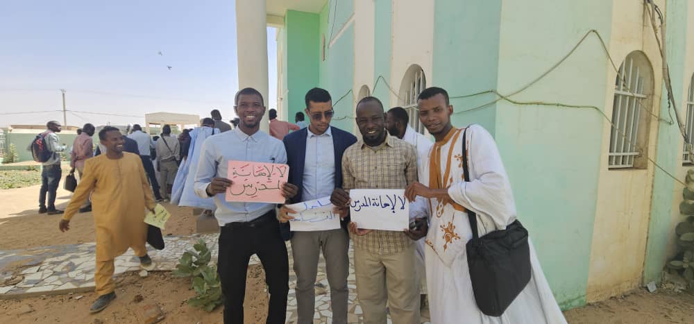 مدرسون يتظاهرون بباسكنو احتجاجا على