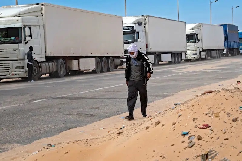 رفع تعرفة جمركة الخضروات يربك حركة عبور الشاحنات المغربية
