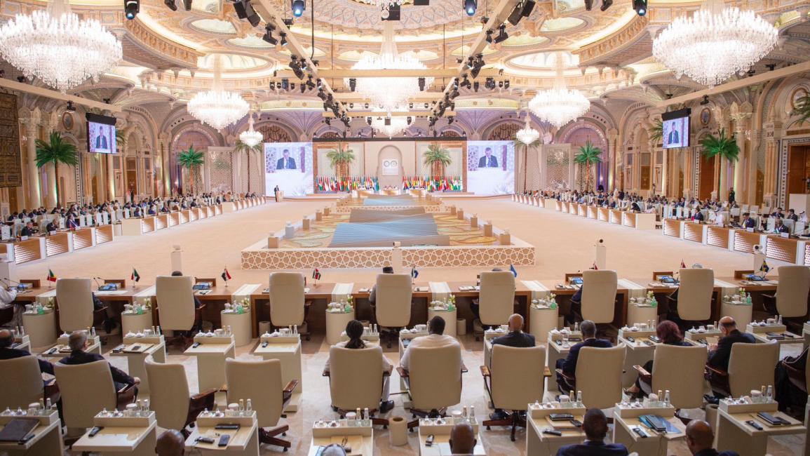 قمة الرياض تستنكر ازدواجية المعايير وتدعو لتحرك دولي
