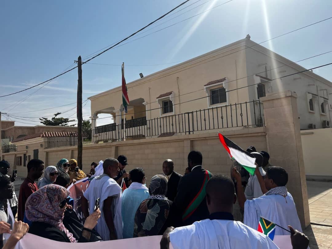 موريتانيون يتجمهرون أمام سفارة جنوب افريقيا تأييدا لها