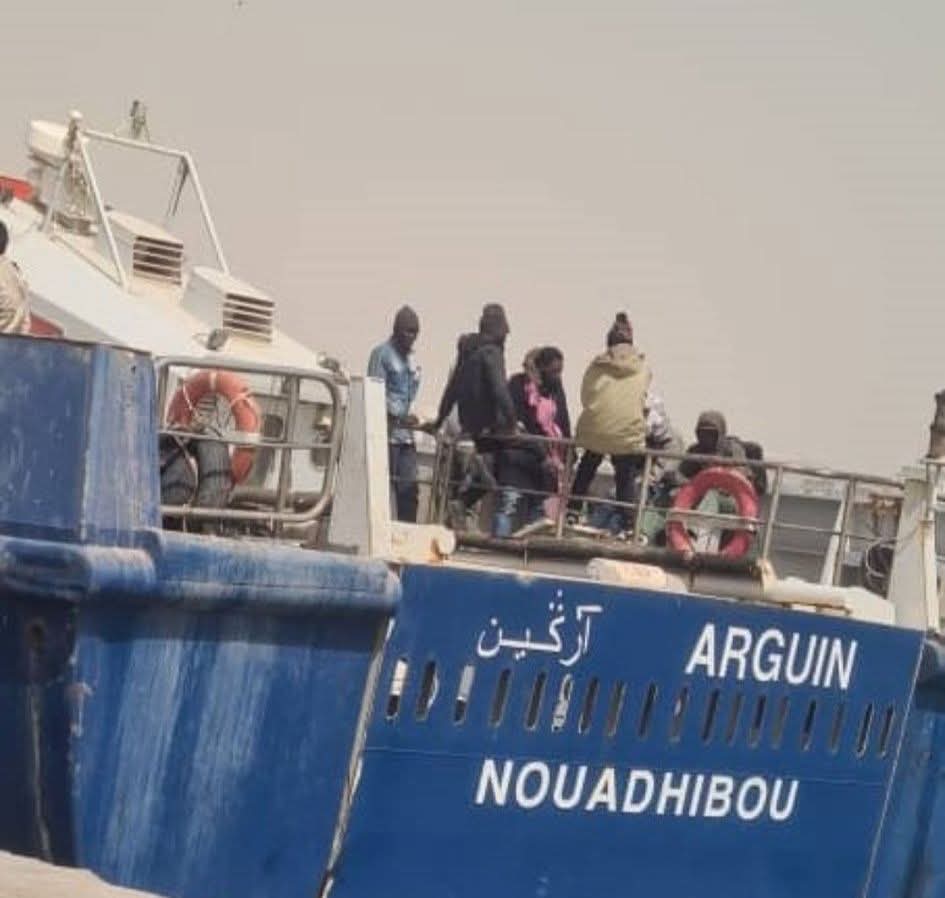 خفر السواحل الموريتاني ينقذ 180 مهاجرا تعطل قاربهم في عرض البحر