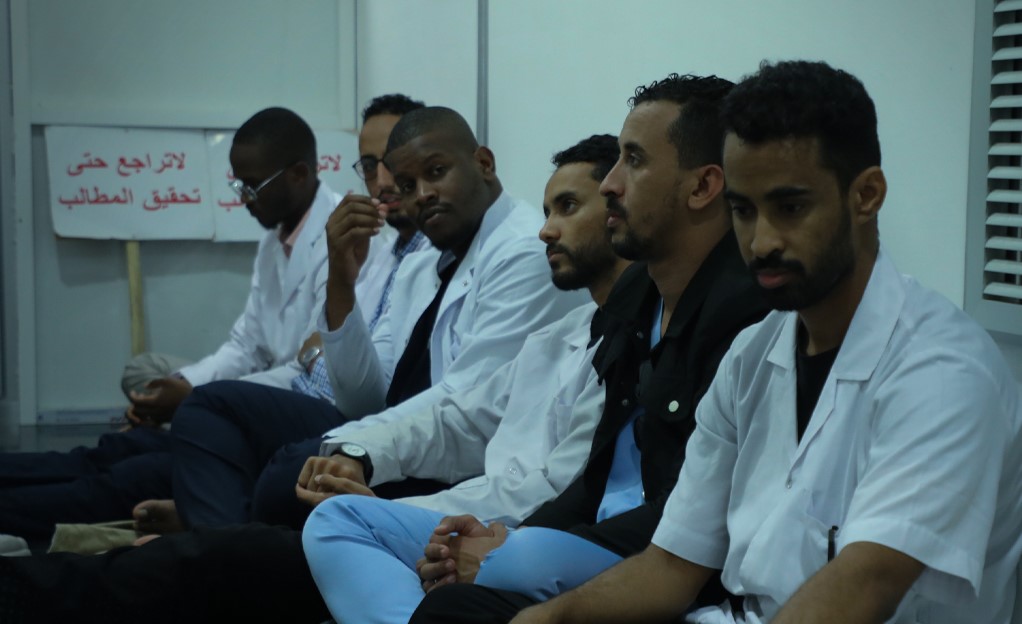 الأطباء المقيمون: لن نفض اعتصامنا إلا بنتائج مرضية لنا