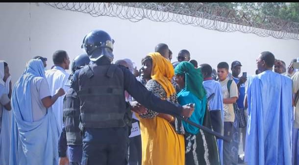 الشرطة تفرق وقفات احتجاجية متزامنة أمام القصر الرئاسي