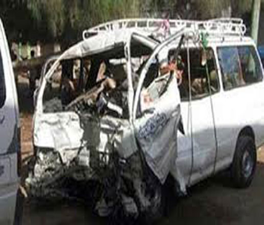 8 جرحى في تصادم باص للنقل وسيارة عمدة كرمسين على طريق روصو