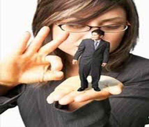 سيدة تخلع زوجها بسبب مناداته على امرأة أخرى في أحلامه