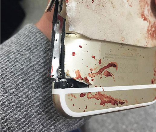 امرأة محظوظة أنقذها هاتفها من الموت في تفجير مانشستر