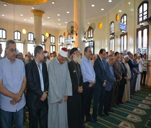 كاهن يصلي العصر في الصف الأول في أحد مساجد الدقهلية