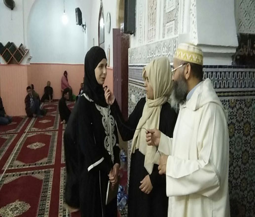 سائحة سويسرية تعتنق الإسلام بعد صلاة التراويح بمسجد في مدينة الصويرة المغربية
