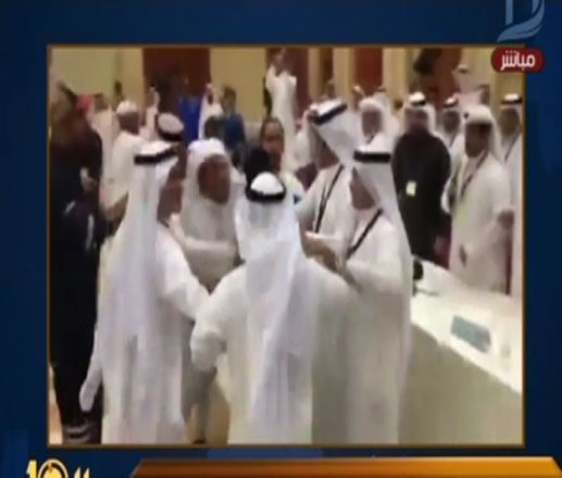 عراك بالايدي بين الوفديين السعودي والقطري (فيديو)