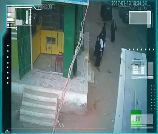 فيديو صادم.. أب يطلق النار بوحشية على ولده ويقتله أمام والدته