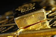 الذهب يهبط مع صعود الدولار أمام اليورو والين