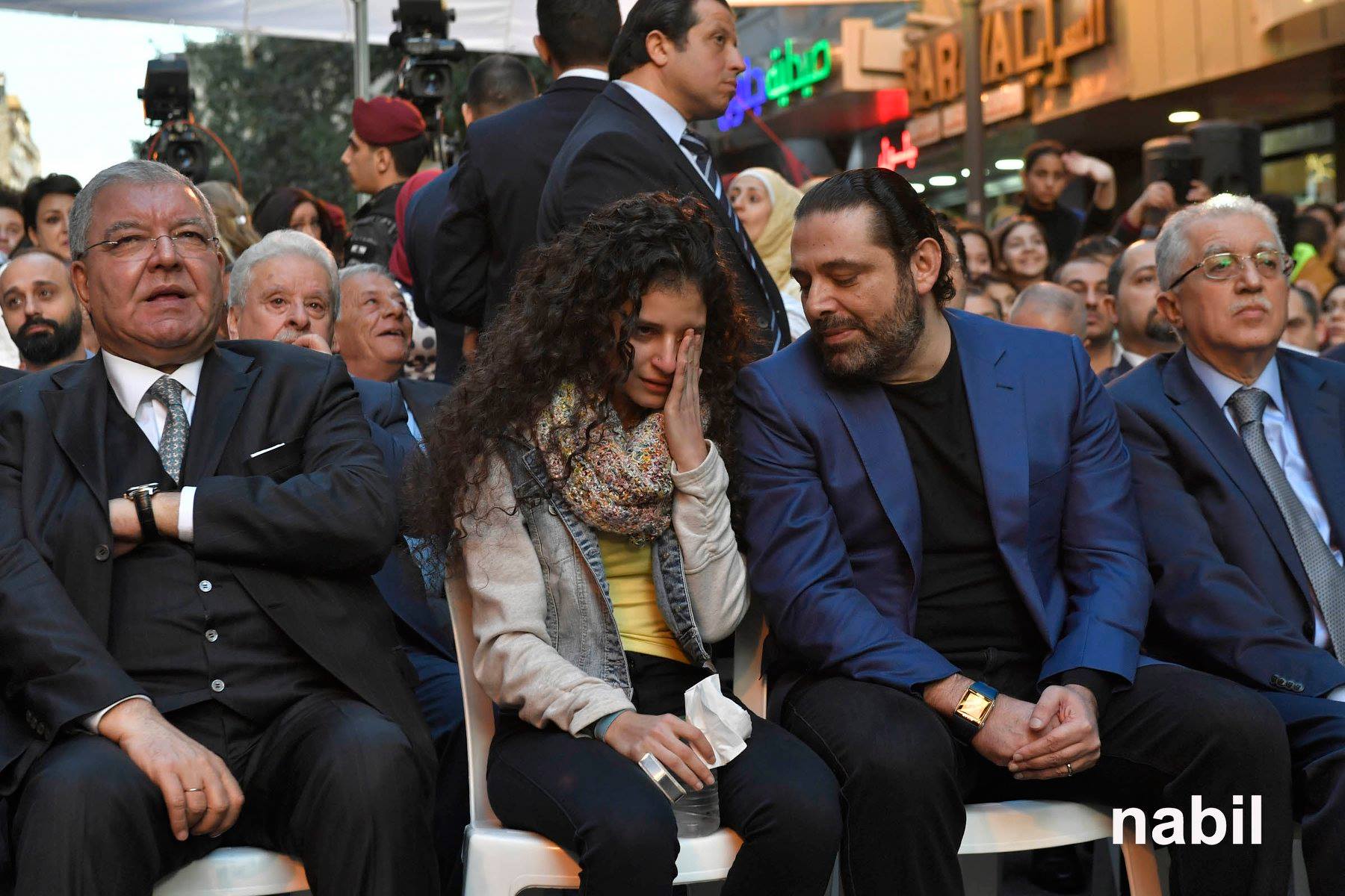بكت بشدة أمام الحريري .. فأجلسها إلى جانبه