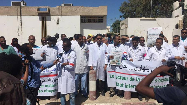 وزير الصحة يهدد بقطع رواتب الأطباء المضربين