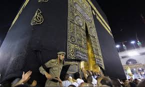 القبض علي شاب حاول احراق الكعبة