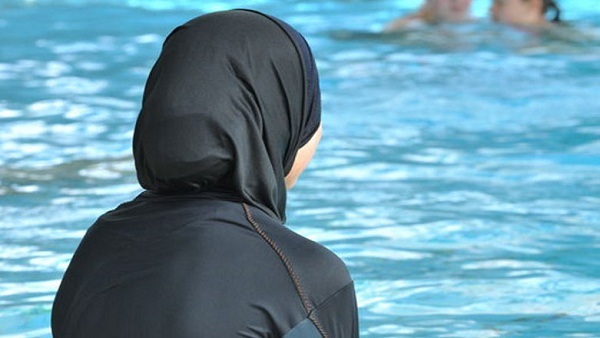 أجانب يتضامنون مع طبيبة منعت من ارتداء الحجاب في مصر !!!
