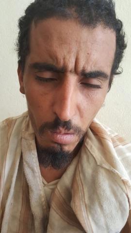 شاب لا يتكلم ينتظر من يتعرف عليه