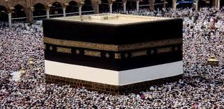 القبض على رجل حاول حرق الكعبة المشرفة(فيديو)