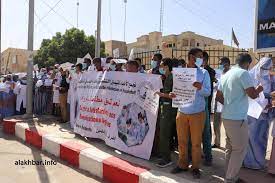 الأطباء المقيمون يحتجون أمام وازرة الصحة
