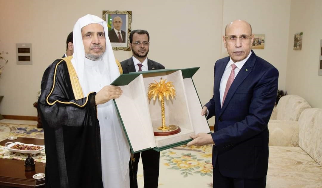 هيئة علماء المسلمين تكرم رئيس الجمهورية بتسليمه درعها