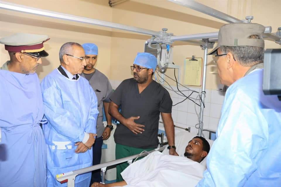 وزير الداخلية يزور جرحى من القوات المسلحة أصيبوا جراء أعمال الشغب