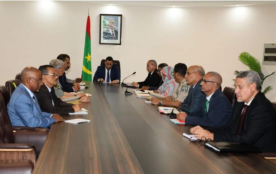 الوزير الأول يدعو للاستفادة من تجارب بعض البلدان في مجال حركية النقل