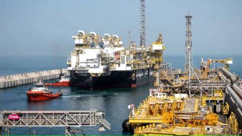 وصول سفينة الغاز FLNG إلى الحدود البحرية بين موريتانيا والسنغال
