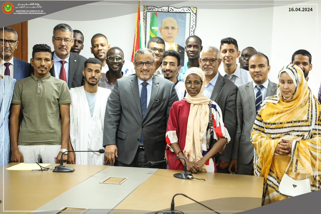 الأمين العام لوزارة التشغيل يلتقي دفعة مدرسة التعليم الفني المتوجهة إلى الجزائر