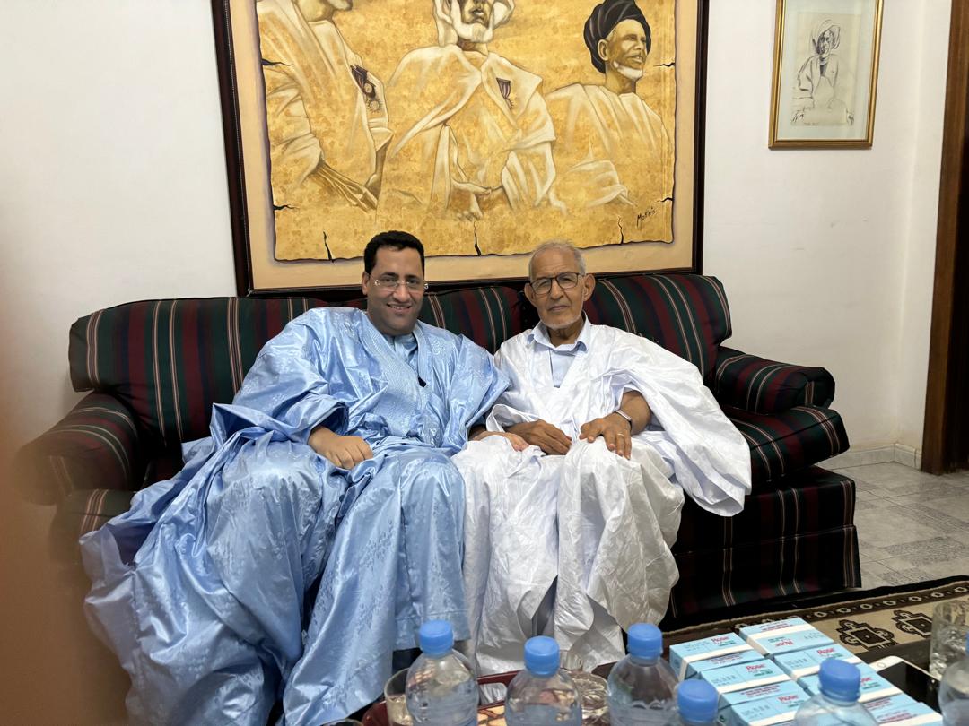 الوزير الأول يزور رئيس حزب التكتل أحمد ولد داداه في منزله