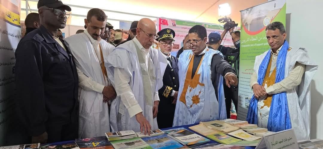 مدير المعهد التربوي الوطني يشرح للرئيس غزواني جوانب المعرض وإصدارات المعهد في شنقيط